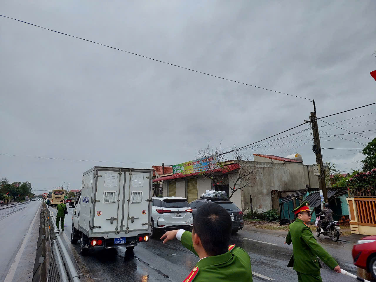 Người phụ nữ bị xe khách kéo lê 20 m trên Quốc lộ 1 - Ảnh 4. Người phụ nữ bị xe khách kéo lê 20 m trên Quốc lộ 1 - Ảnh 4.