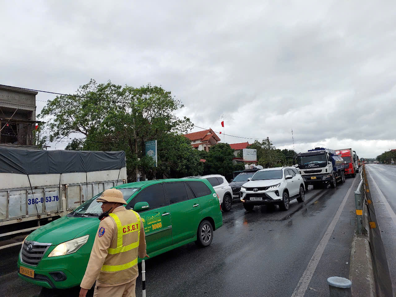 Người phụ nữ bị xe khách kéo lê 20 m trên Quốc lộ 1 - Ảnh 2. Người phụ nữ bị xe khách kéo lê 20 m trên Quốc lộ 1 - Ảnh 2.