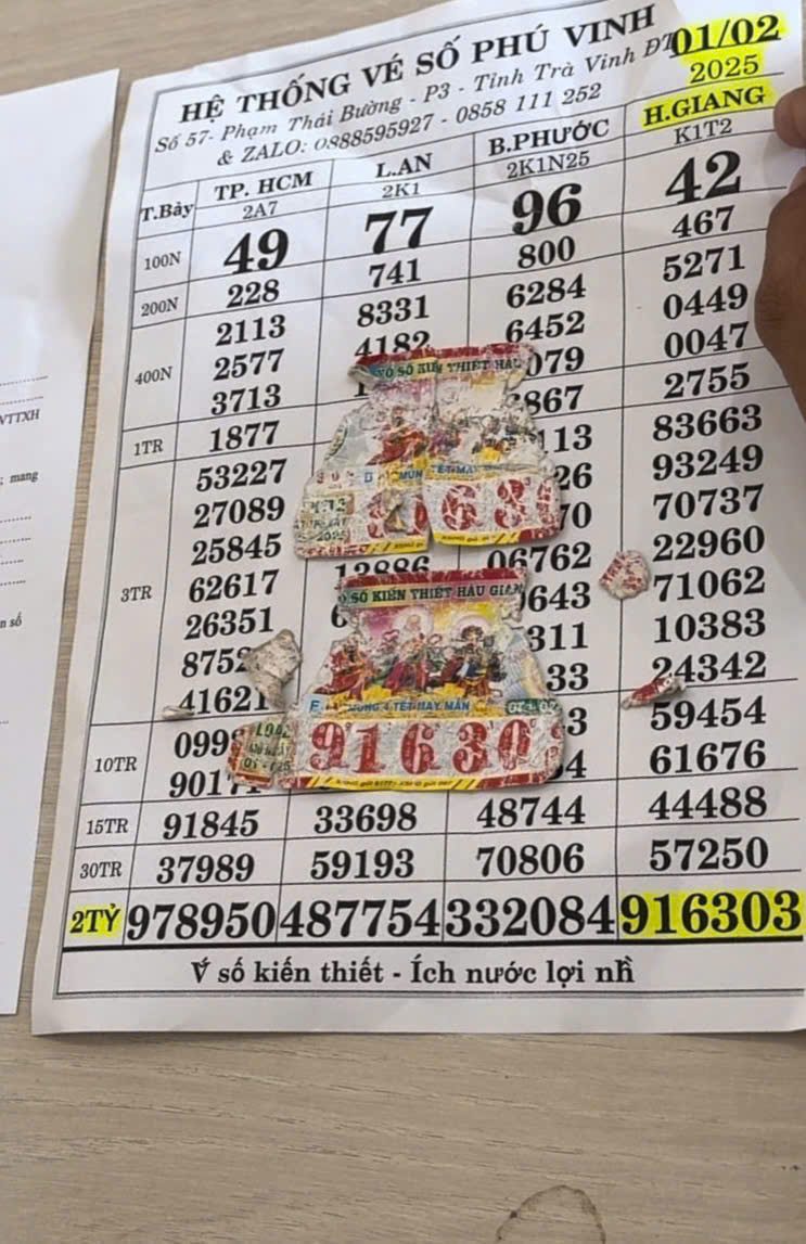 Xôn xao Trà Vinh: Hai tờ vé số trúng đặc biệt bị rách nát gây tranh cãi - Ảnh 1. Xôn xao Trà Vinh: Hai tờ vé số trúng đặc biệt bị rách nát gây tranh cãi - Ảnh 1.