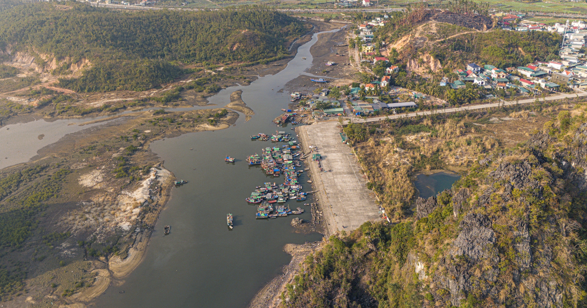Cảng c&aacute; C&aacute;i X&agrave; Cong Quảng Ninh: Điểm neo đậu an to&agrave;n cho t&agrave;u thuyền - Ảnh 13.
