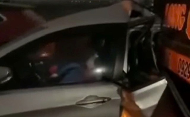 Ô tô chở gia đình 4 người gặp tai nạn trên cao tốc bắc nam - Ảnh 1.