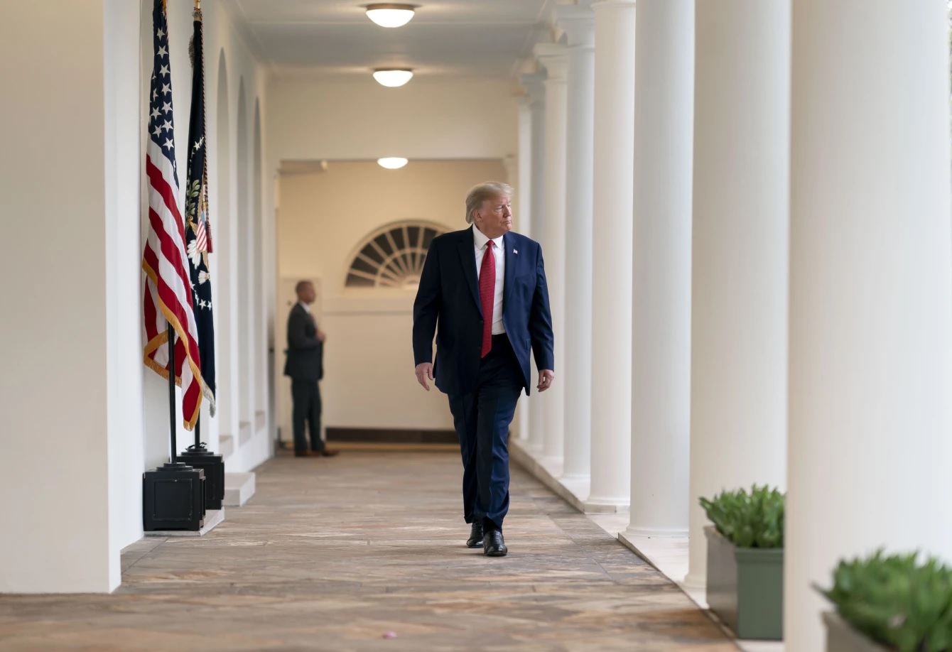 Tổng thống Trump đổi &yacute;, Mexico tăng cường 10.000 qu&acirc;n, Canada siết bi&ecirc;n giới - Ảnh 1.