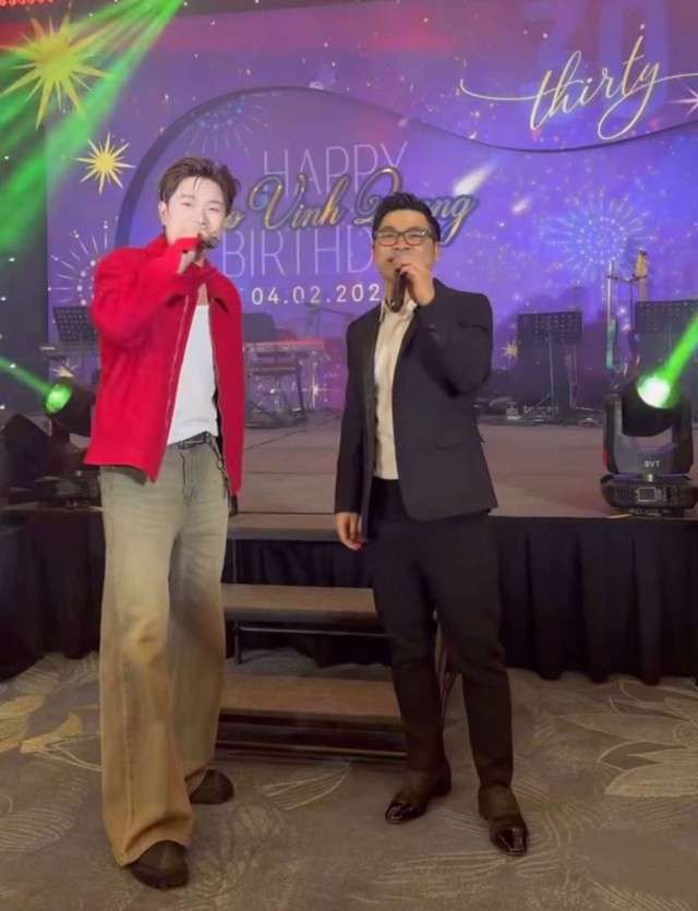 Chủ tịch CLB H&agrave; Nội diện vest bảnh bao như ng&agrave;y cưới hoa hậu Đỗ Mỹ Linh, song ca với Dương Domic, giọng h&aacute;t thế n&agrave;o?- Ảnh 1.