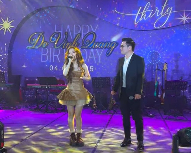 Chủ tịch CLB H&agrave; Nội diện vest bảnh bao như ng&agrave;y cưới hoa hậu Đỗ Mỹ Linh, song ca với Dương Domic, giọng h&aacute;t thế n&agrave;o?- Ảnh 3.