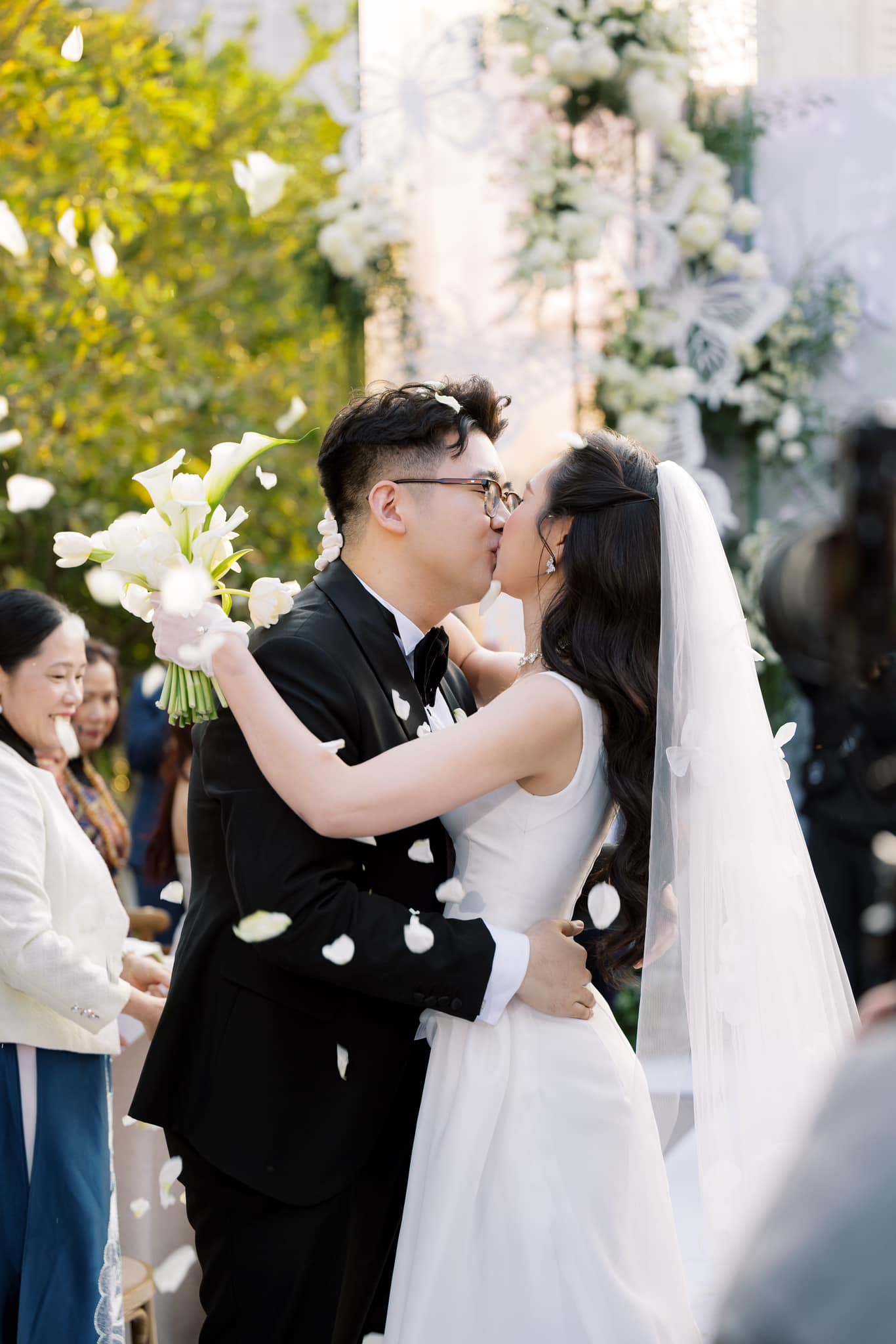 Đám cưới của Hoa hậu Kỳ Duyên và chồng kín tiếng: Cô dâu khoe visual "đỉnh chóp", không gian tiệc đẹp như mơ - Ảnh 10. Đám cưới của Hoa hậu Kỳ Duyên và chồng kín tiếng: Cô dâu khoe visual "đỉnh chóp", không gian tiệc đẹp như mơ - Ảnh 10.