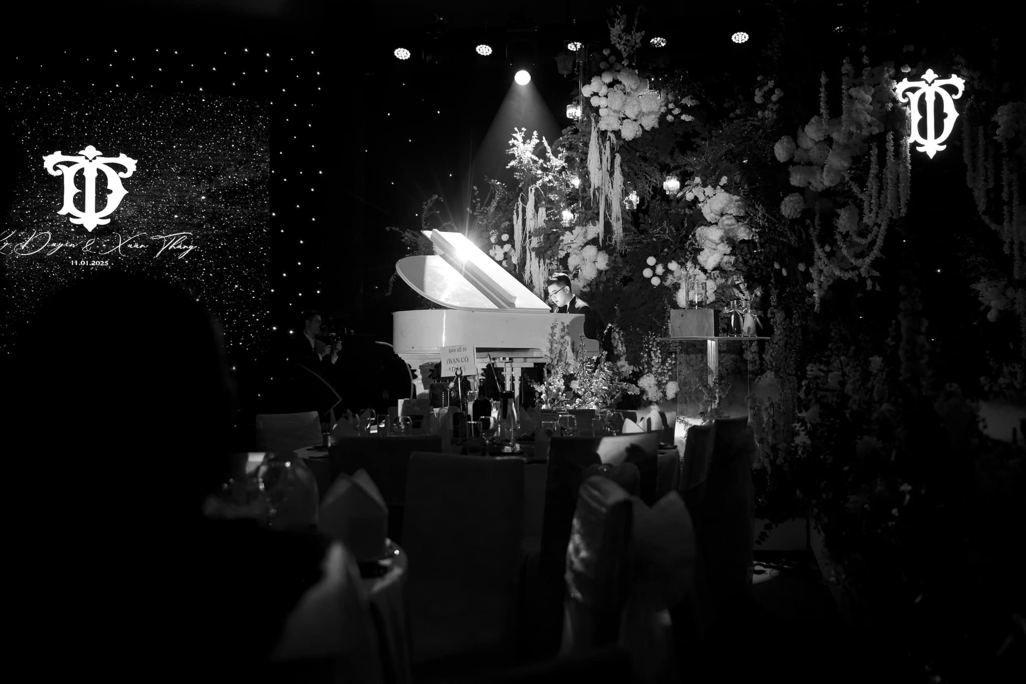 Đám cưới của Hoa hậu Kỳ Duyên và chồng kín tiếng: Cô dâu khoe visual "đỉnh chóp", không gian tiệc đẹp như mơ - Ảnh 7. Đám cưới của Hoa hậu Kỳ Duyên và chồng kín tiếng: Cô dâu khoe visual "đỉnh chóp", không gian tiệc đẹp như mơ - Ảnh 7.