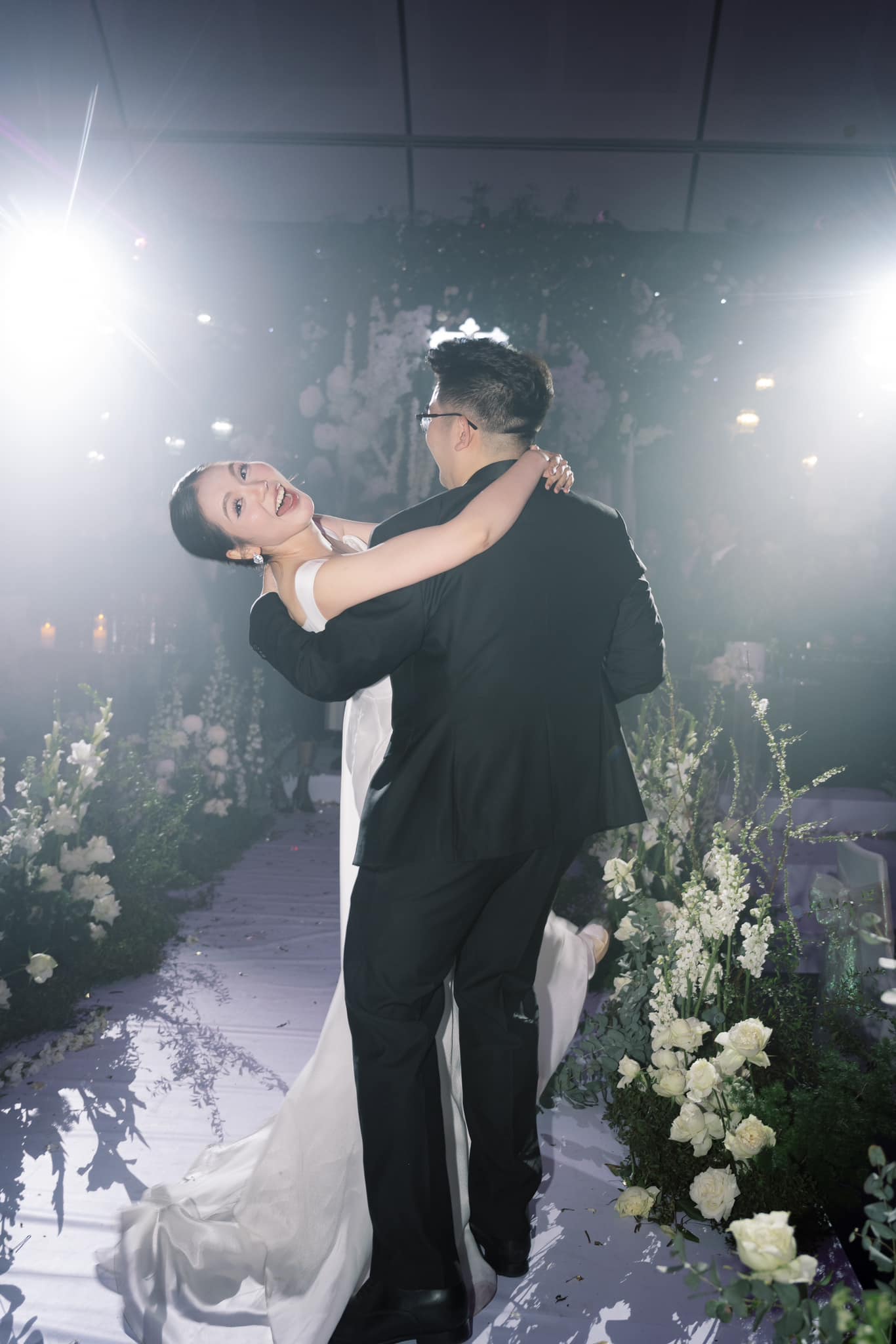 Đám cưới của Hoa hậu Kỳ Duyên và chồng kín tiếng: Cô dâu khoe visual "đỉnh chóp", không gian tiệc đẹp như mơ - Ảnh 3. Đám cưới của Hoa hậu Kỳ Duyên và chồng kín tiếng: Cô dâu khoe visual "đỉnh chóp", không gian tiệc đẹp như mơ - Ảnh 3.