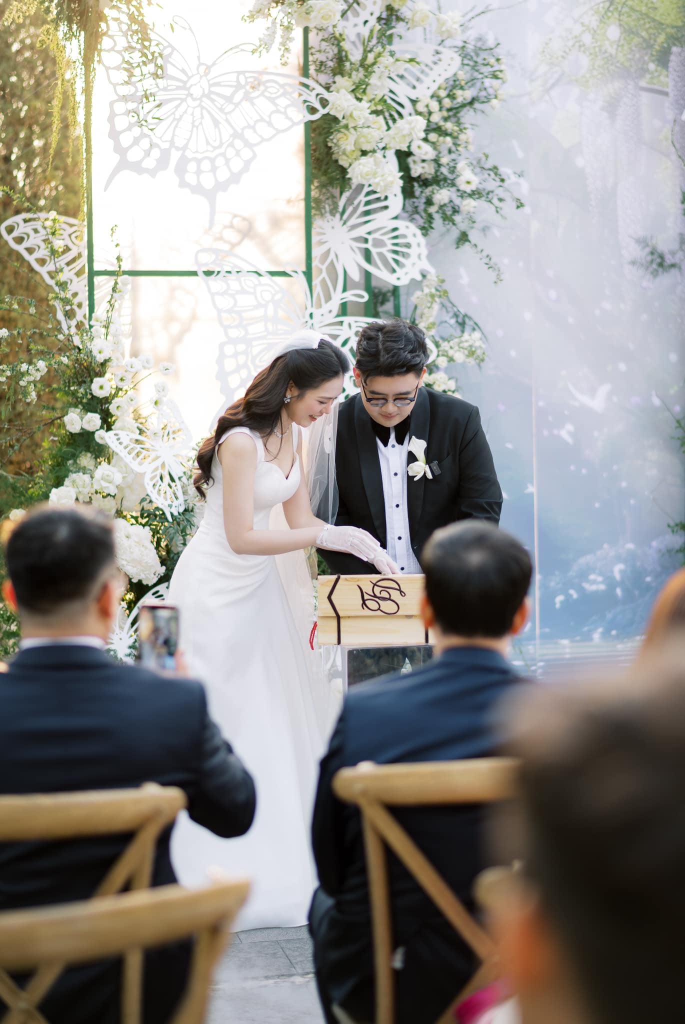 Đám cưới của Hoa hậu Kỳ Duyên và chồng kín tiếng: Cô dâu khoe visual "đỉnh chóp", không gian tiệc đẹp như mơ - Ảnh 9. Đám cưới của Hoa hậu Kỳ Duyên và chồng kín tiếng: Cô dâu khoe visual "đỉnh chóp", không gian tiệc đẹp như mơ - Ảnh 9.