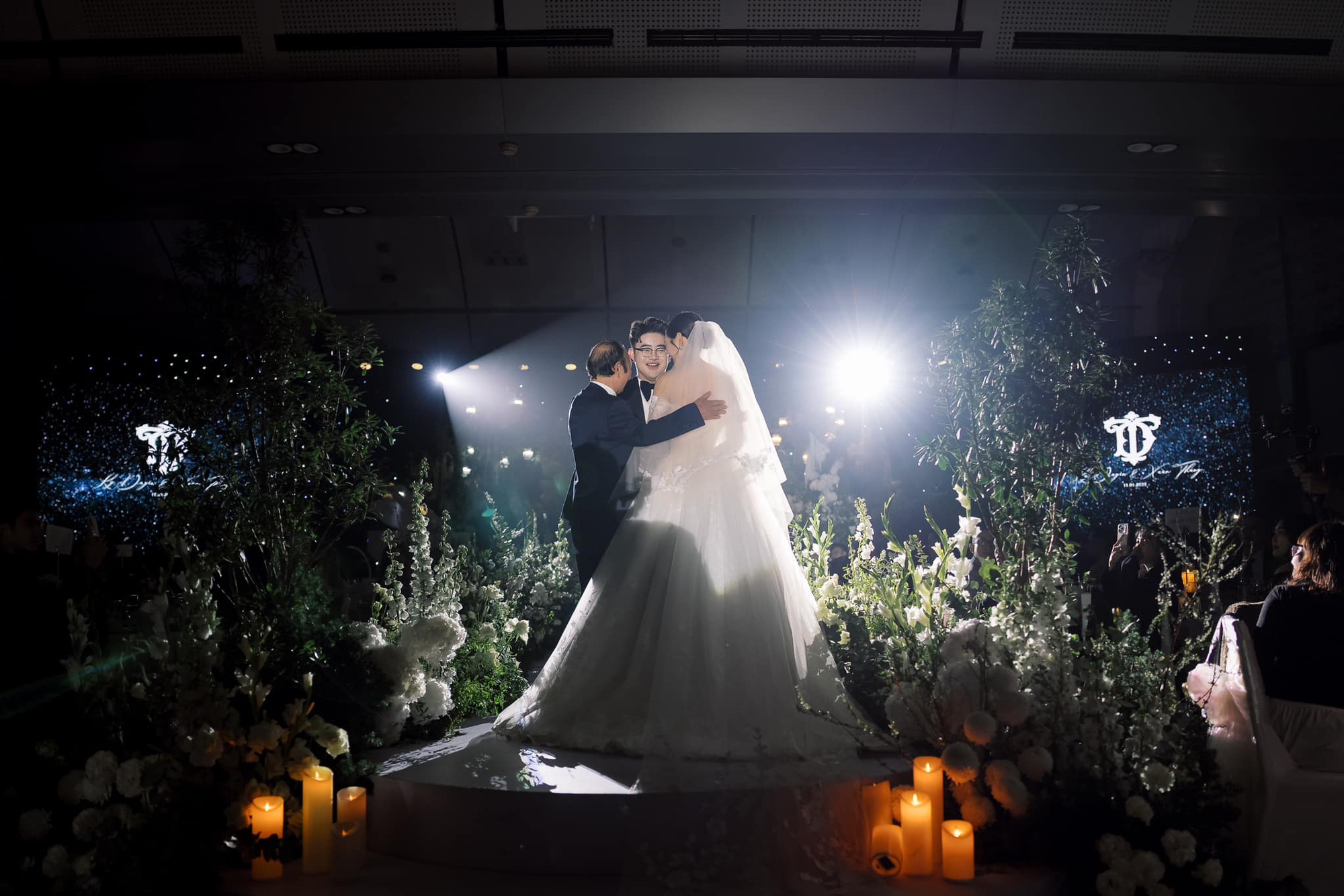 Đám cưới của Hoa hậu Kỳ Duyên và chồng kín tiếng: Cô dâu khoe visual "đỉnh chóp", không gian tiệc đẹp như mơ - Ảnh 2. Đám cưới của Hoa hậu Kỳ Duyên và chồng kín tiếng: Cô dâu khoe visual "đỉnh chóp", không gian tiệc đẹp như mơ - Ảnh 2.