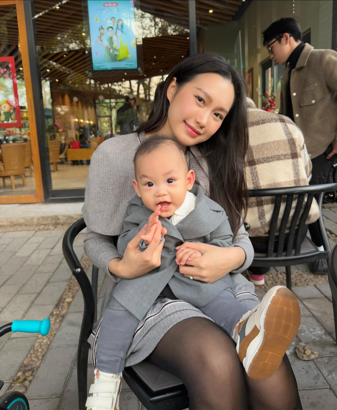 Do&atilde;n Hải My khoe nhan sắc xinh đẹp hậu thẩm mỹ, c&ugrave;ng mẹ chồng v&agrave; Đo&agrave;n Văn Hậu đưa con trai du xu&acirc;n- Ảnh 6.