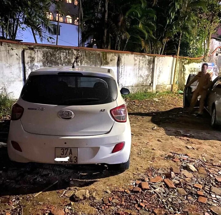 Vụ cô gái rơi khỏi ô tô ở TP Vinh: Xử phạt tài xế xe i10 - Ảnh 2.