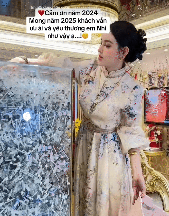 Bà chủ spa khoe thành quả cả năm là nguyên một tủ đầy ống tiêm filler khiến dân tình choáng váng- Ảnh 1. Bà chủ spa khoe thành quả cả năm là nguyên một tủ đầy ống tiêm filler khiến dân tình choáng váng- Ảnh 1.