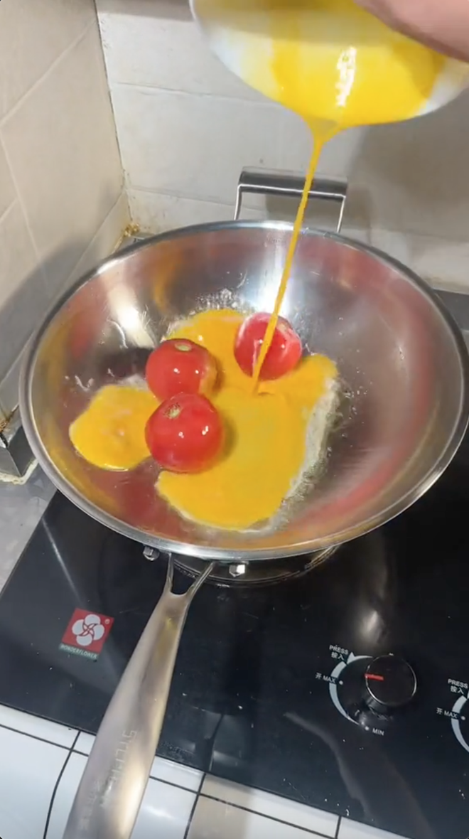 Nh&igrave;n c&ocirc; g&aacute;i nấu ăn như 