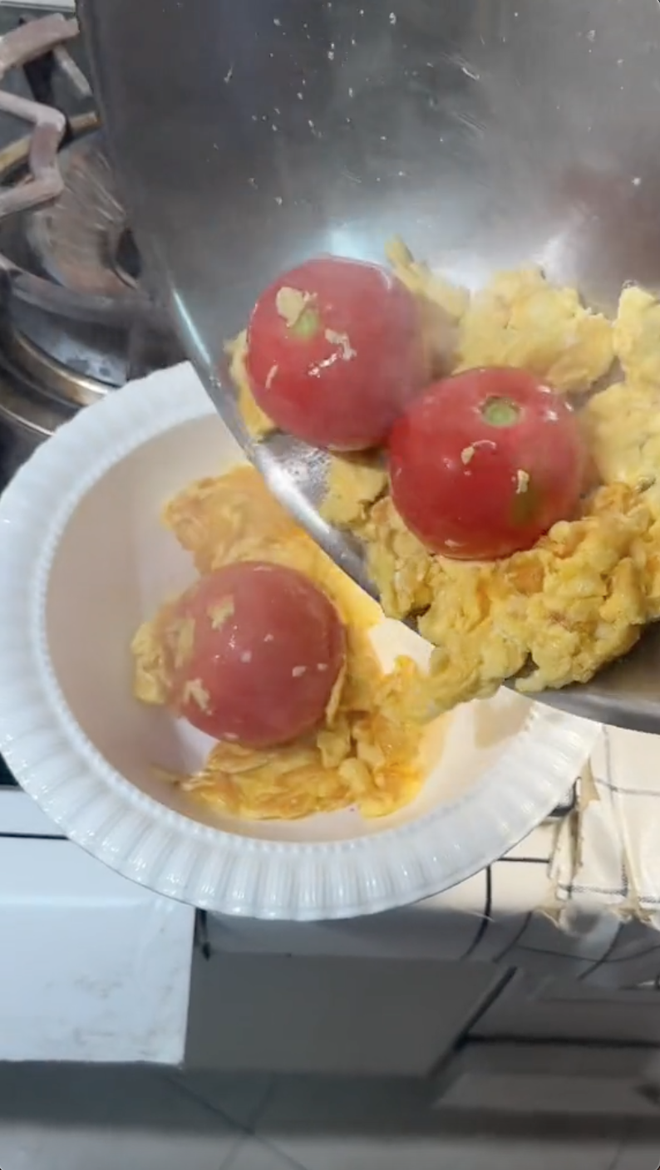 Nh&igrave;n c&ocirc; g&aacute;i nấu ăn như 