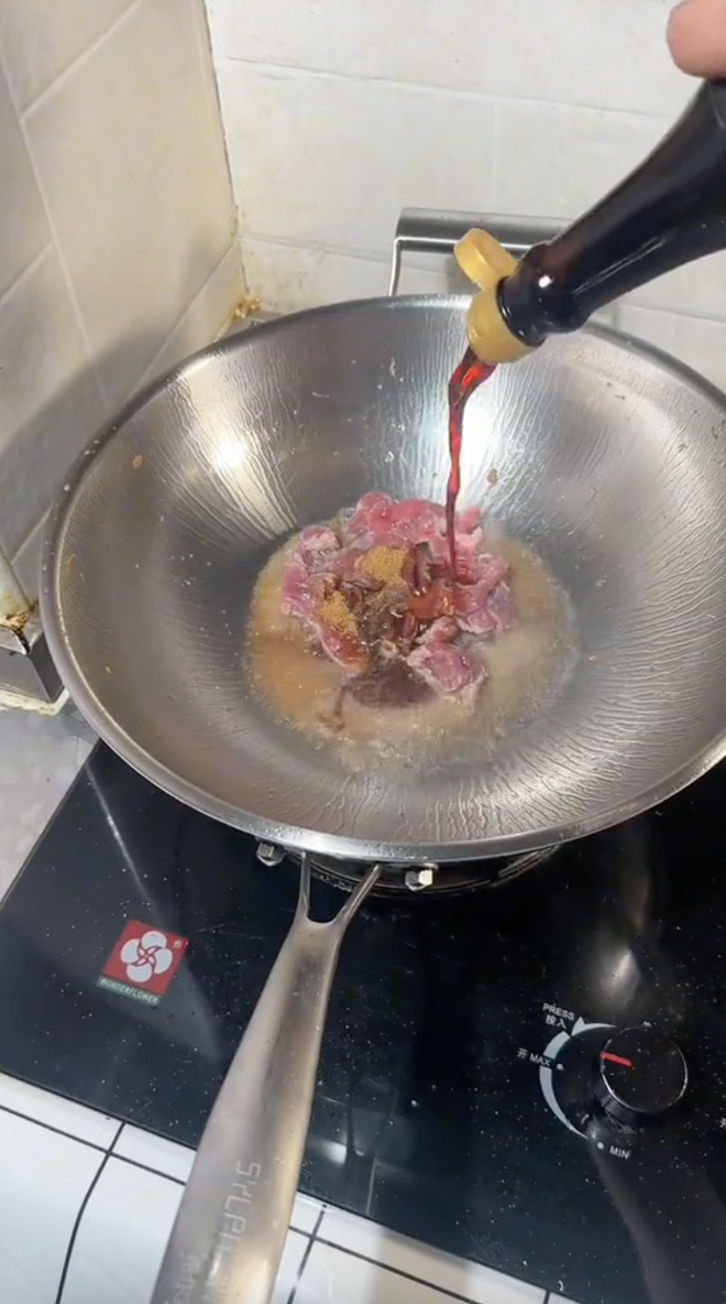 Nh&igrave;n c&ocirc; g&aacute;i nấu ăn như 