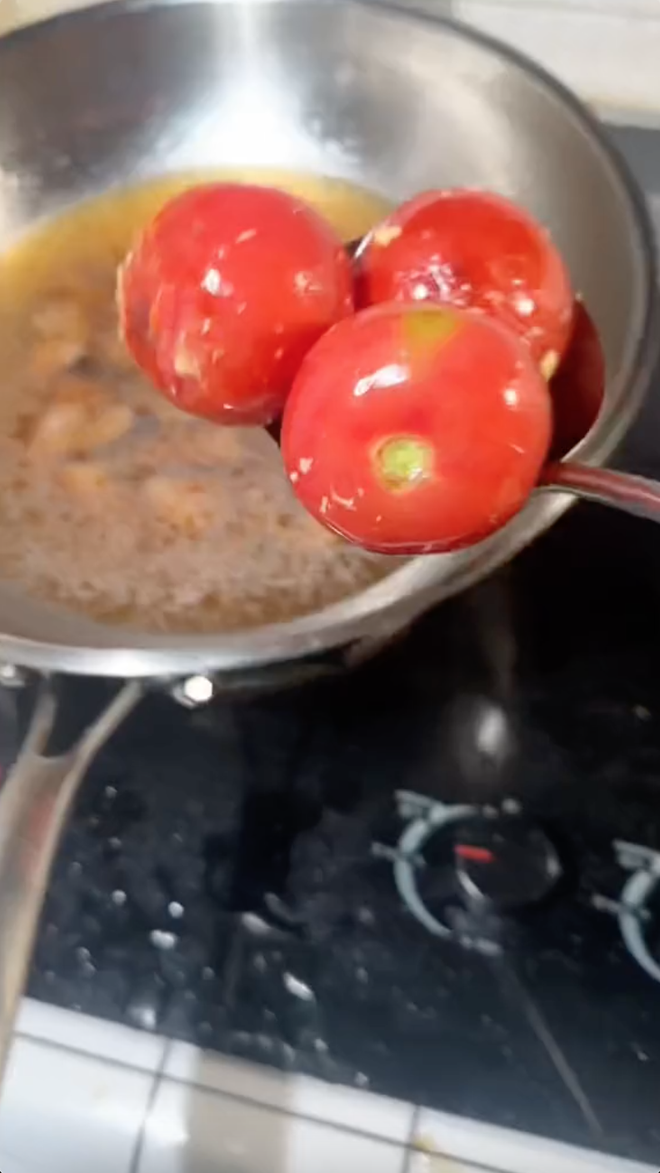 Nh&igrave;n c&ocirc; g&aacute;i nấu ăn như 