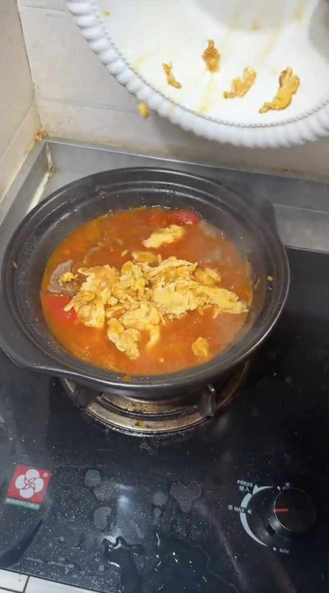 Nh&igrave;n c&ocirc; g&aacute;i nấu ăn như 