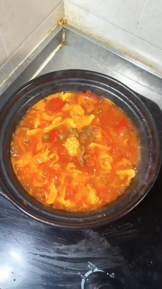 Nh&igrave;n c&ocirc; g&aacute;i nấu ăn như 