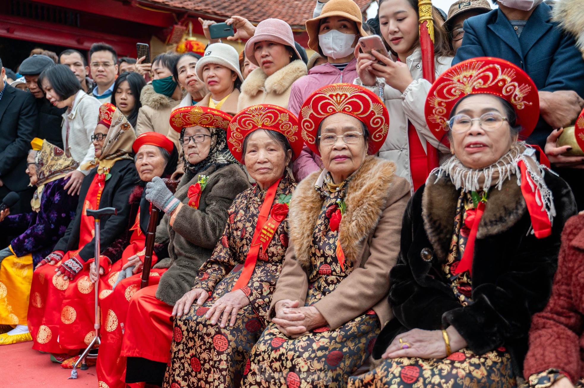 Hàng nghìn người nô nức đổ ra đường xem lễ rước người sống có một không hai ở Quảng Ninh - Ảnh 9.