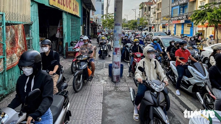 Đề xuất tạm cho xe đi lên vỉa hè tại TP . HCM để giảm ùn tắc giao thông - Ảnh 1.