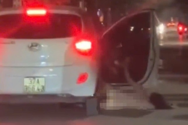 C&ocirc; g&aacute;i khỏa th&acirc;n rơi khỏi &ocirc; t&ocirc; g&acirc;y x&ocirc;n xao mạng x&atilde; hội - Ảnh 1.