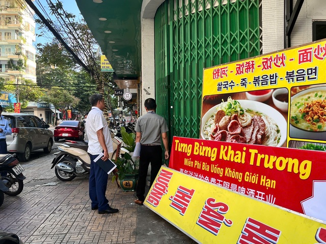 Chủ qu&aacute;n ăn bị tố "chặt ch&eacute;m" kh&aacute;ch ở Nha Trang bất hợp t&aacute;c với đo&agrave;n kiểm tra- Ảnh 1.