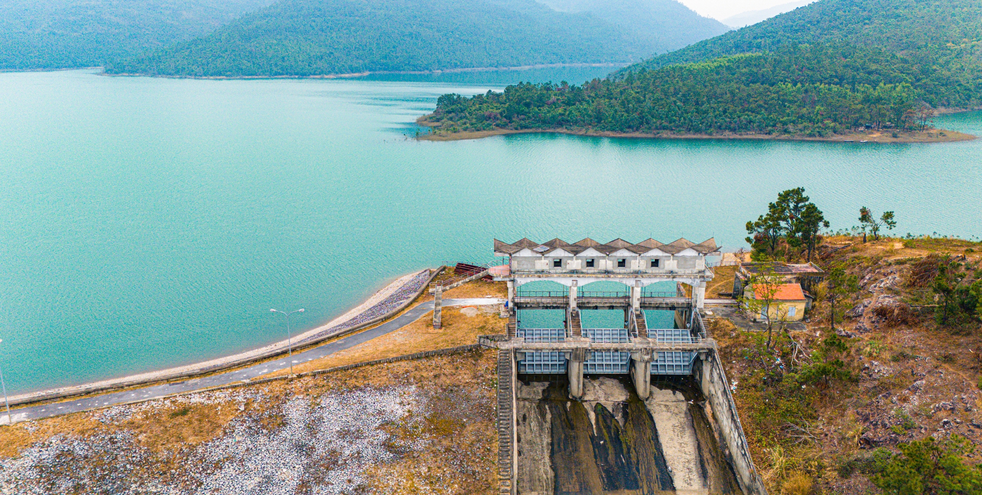 Hồ Y&ecirc;n Lập: Kho b&aacute;u than Quảng Ninh v&agrave; kỳ quan nh&acirc;n tạo lớn nhất - Ảnh 9.