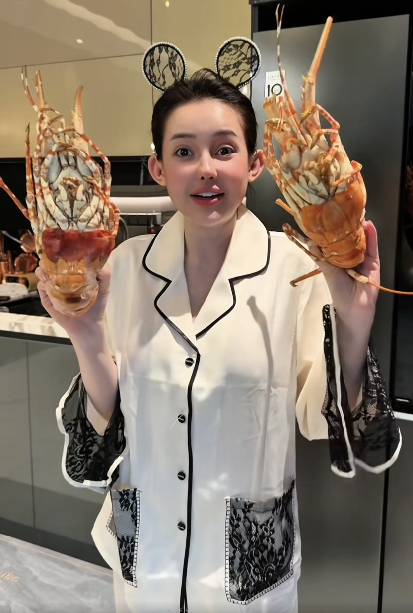 Kinh hoàng sao nữ Vbiz mukbang đồ ăn có sán nhưng nuốt trọn không nhận ra- Ảnh 1. Kinh hoàng sao nữ Vbiz mukbang đồ ăn có sán nhưng nuốt trọn không nhận ra- Ảnh 1.