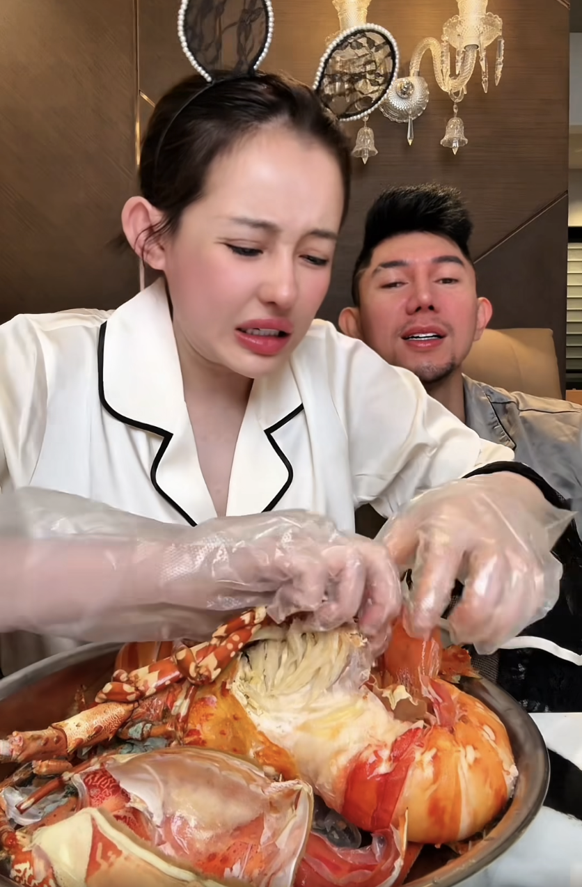 Kinh hoàng sao nữ Vbiz mukbang đồ ăn có sán nhưng nuốt trọn không nhận ra- Ảnh 3. Kinh hoàng sao nữ Vbiz mukbang đồ ăn có sán nhưng nuốt trọn không nhận ra- Ảnh 3.