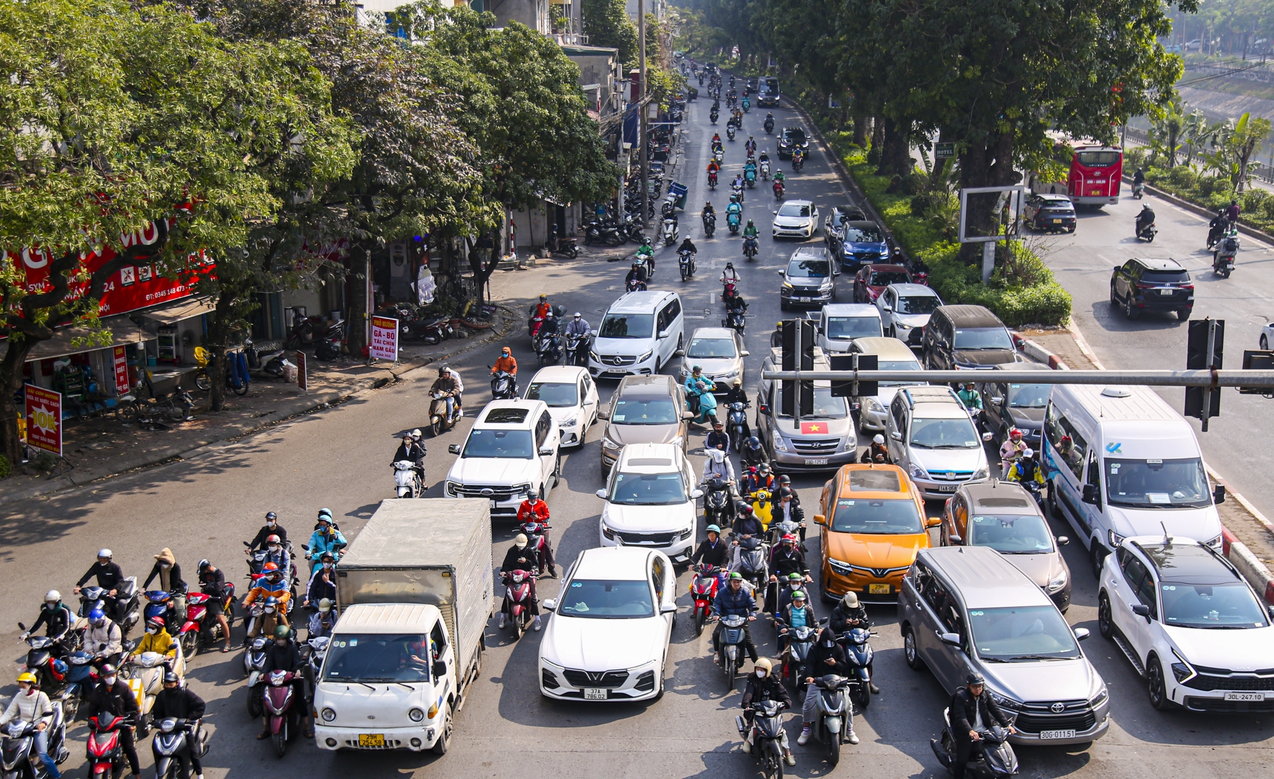 Bộ Công an trả lời câu hỏi dừng xe để mặc áo mưa có thể bị phạt tới 14 triệu đồng? - Ảnh 3.