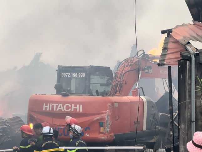 Hà Nội: Cảnh sát chữa cháy công ty cồn ở Hòai Đức - Ảnh 1.