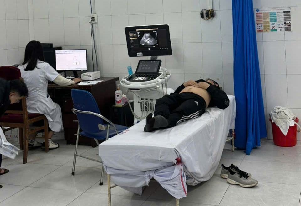 Vụ xô xát tại phà Cồn Nhất: Tài xế bị hành hung , vợ lên tiếng về tình trạng sức khỏe - Ảnh 2.
