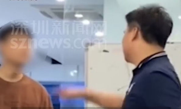 Người đàn ông đòi bồi thường sau khi bị sa thải vì cởi quần tại văn phòng - Ảnh 1.