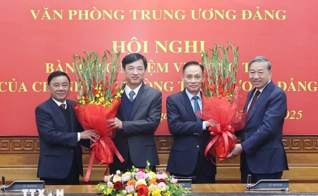 Bàn giao nhiệm vụ Chánh Văn phòng Trung ương giữa 2 ông Nguyễn Duy Ngọc và Lê Hoài Trung- Ảnh 1. Bàn giao nhiệm vụ Chánh Văn phòng Trung ương giữa 2 ông Nguyễn Duy Ngọc và Lê Hoài Trung- Ảnh 1.