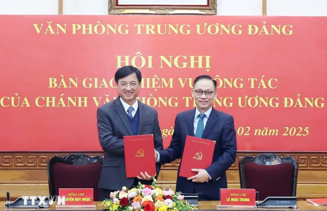 Bàn giao nhiệm vụ Chánh Văn phòng Trung ương giữa 2 ông Nguyễn Duy Ngọc và Lê Hoài Trung- Ảnh 4. Bàn giao nhiệm vụ Chánh Văn phòng Trung ương giữa 2 ông Nguyễn Duy Ngọc và Lê Hoài Trung- Ảnh 4.