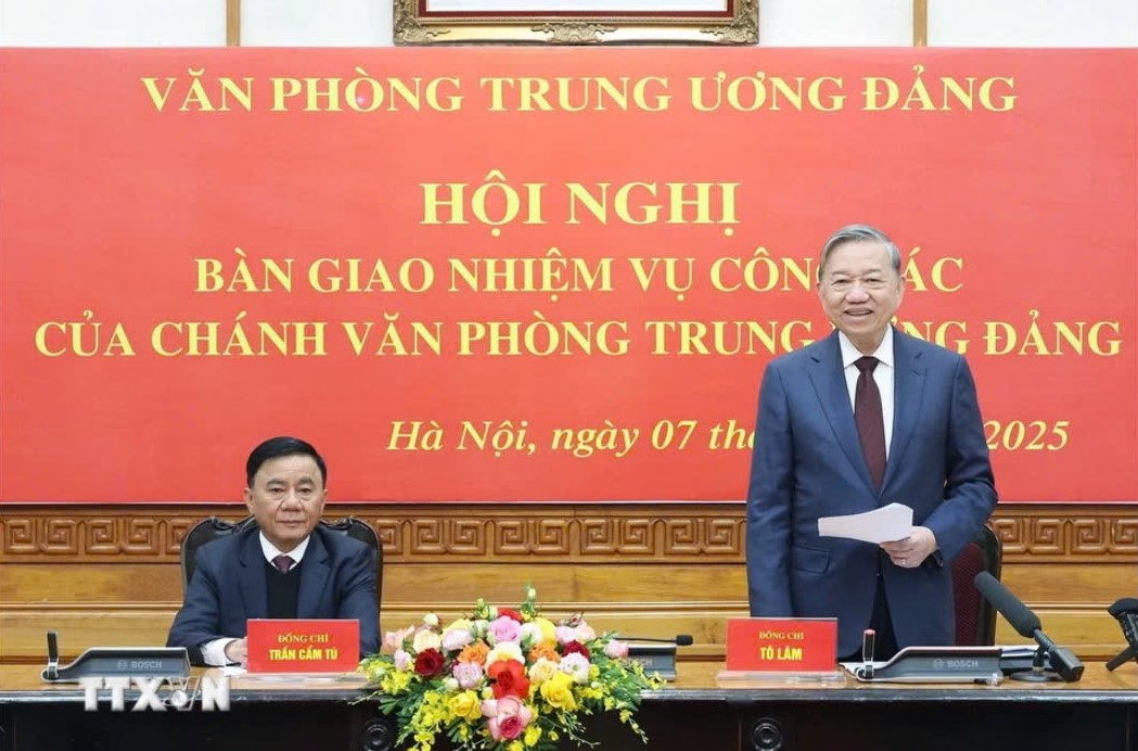 Bàn giao nhiệm vụ Chánh Văn phòng Trung ương giữa 2 ông Nguyễn Duy Ngọc và Lê Hoài Trung- Ảnh 3. Bàn giao nhiệm vụ Chánh Văn phòng Trung ương giữa 2 ông Nguyễn Duy Ngọc và Lê Hoài Trung- Ảnh 3.