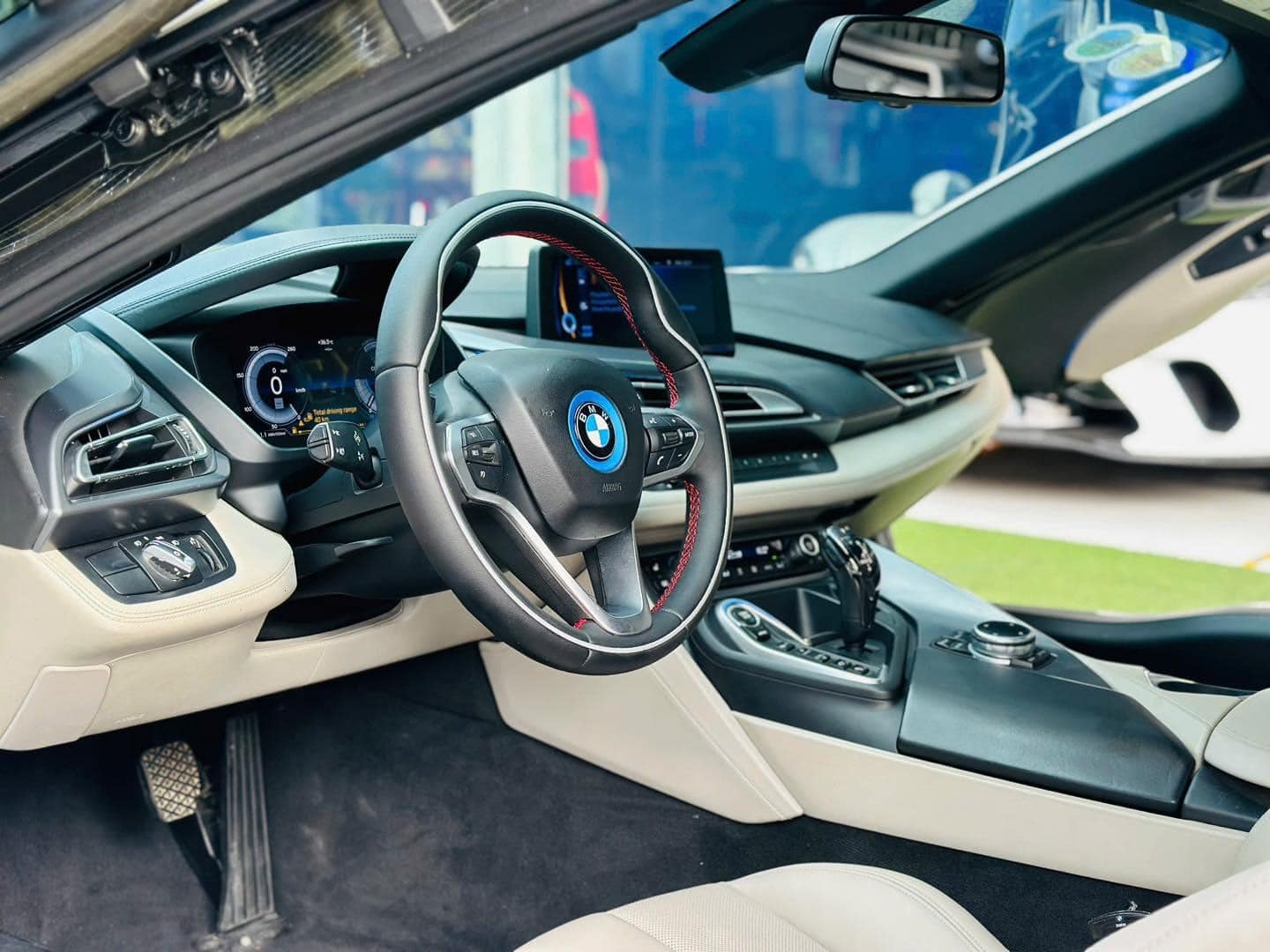 BMW i8 rao bán hơn 2 tỷ đồng, người bán chia sẻ: 'Quá khủng khiếp', mất giá 60% so với mua mới- Ảnh 4.