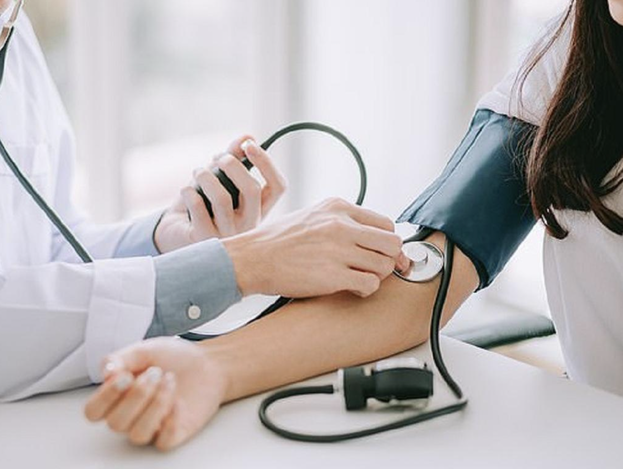 Người phụ nữ mua bảo hiểm suốt 2 năm, khi phát bệnh tim lại không được bồi thường 350 triệu đồng: Công ty khẳng định ‘‘lỗi là do bà’’- Ảnh 1. Người phụ nữ mua bảo hiểm suốt 2 năm, khi phát bệnh tim lại không được bồi thường 350 triệu đồng: Công ty khẳng định ‘‘lỗi là do bà’’- Ảnh 1.