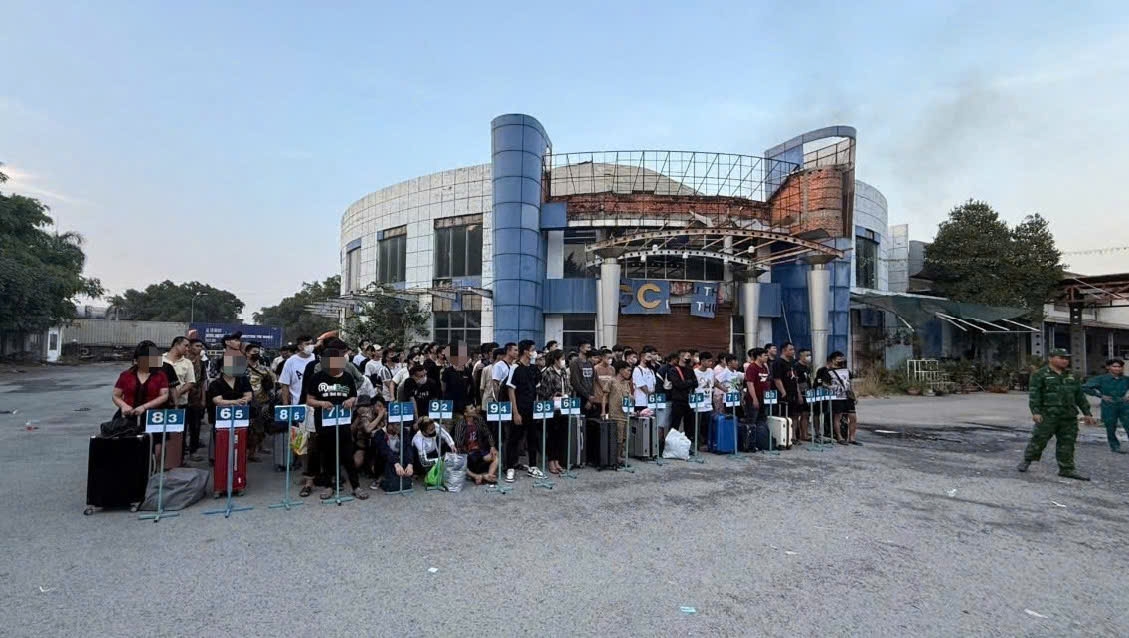 Tây Ninh tiếp nhận 177 người từ Campuchia liên quan công ty lừa đảo - Ảnh 2.