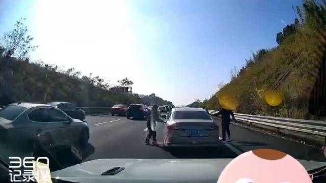 Bé trai bị ôtô tông văng xa nhiều mét trước mắt bố mẹ, hành động của người cha gây tranh cãi- Ảnh 3. Bé trai bị ôtô tông văng xa nhiều mét trước mắt bố mẹ, hành động của người cha gây tranh cãi- Ảnh 3.