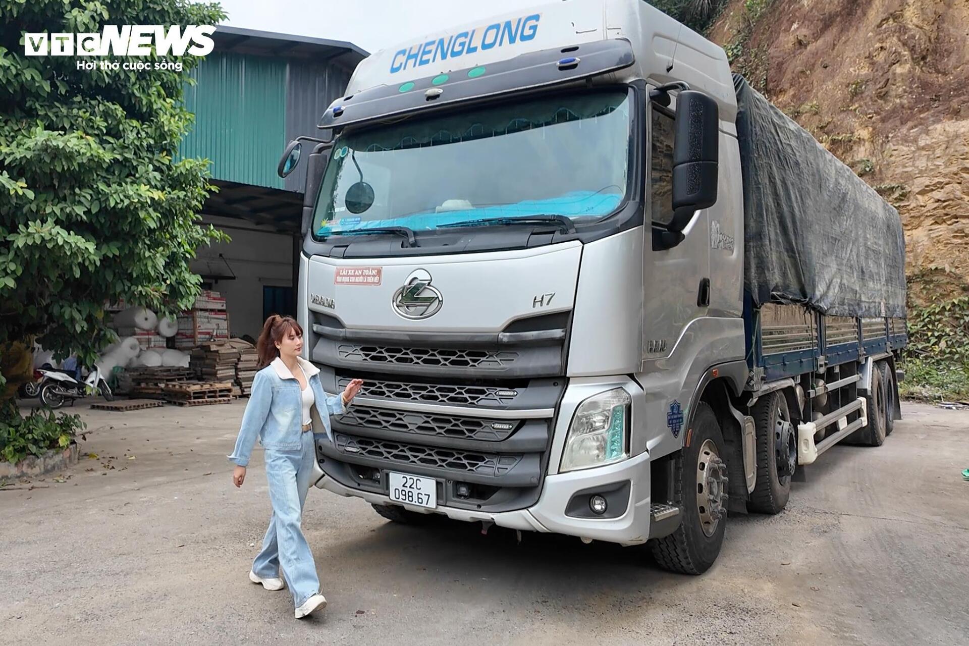 Hotgirl Tuyên Quang nữ tài xế xe tải 30 tấn chinh phục đường miền núi hiểm trở - Ảnh 1.