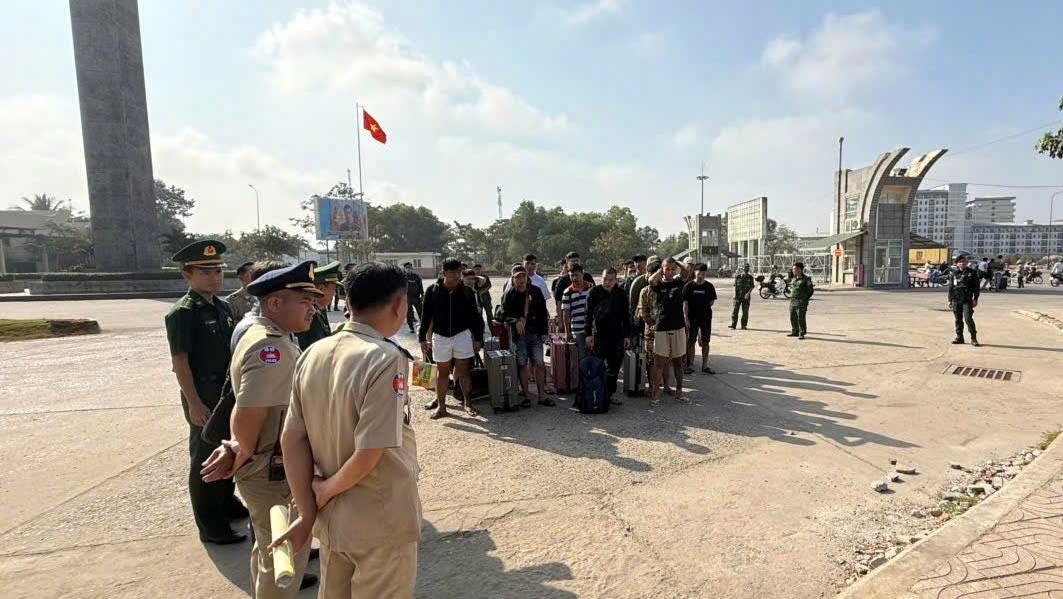 Tây Ninh tiếp nhận 177 người từ Campuchia liên quan công ty lừa đảo - Ảnh 1.