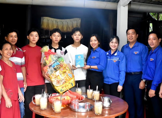 3 Anh em sinh ba nhập ngũ tình nguyện cùng ngày tại Sóc Trăng - Ảnh 1.