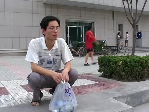 Cha ngh&egrave;o b&aacute;n hết t&agrave;i sản, vay mượn để con học ĐH, con ra trường lương th&aacute;ng 2 triệu đồng: Sai lầm khiến nhiều phụ huynh giật m&igrave;nh- Ảnh 2.