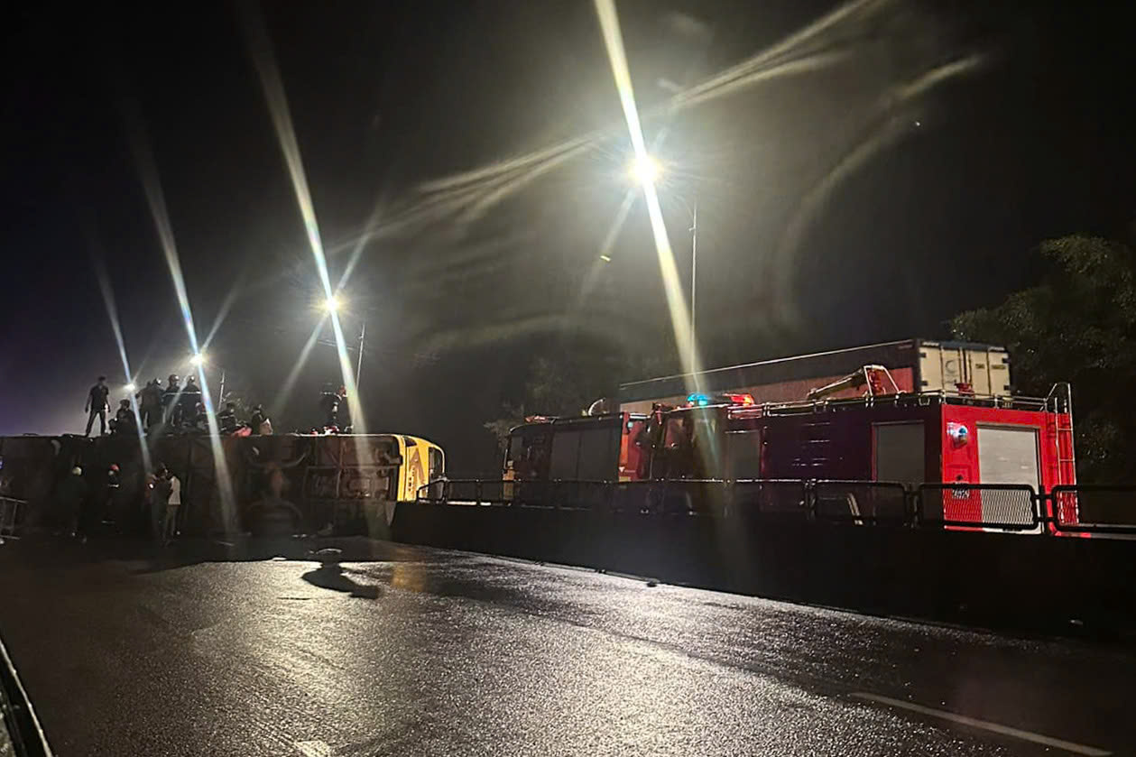 Nửa đêm lạnh 13°C, dân Hà Nội vẫn xếp hàng chờ đèn đỏ đều tăm tắp - Ảnh 14.