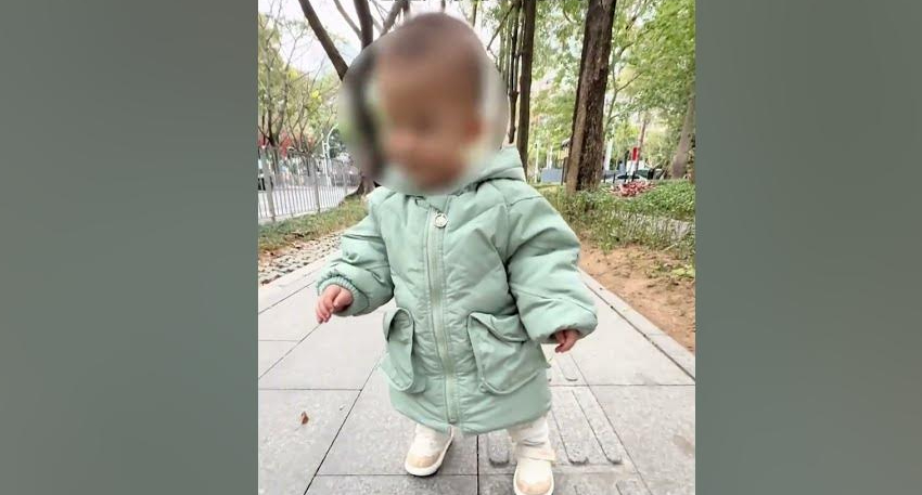 Đoạn video b&agrave; mẹ quay con trai 14 th&aacute;ng tuổi đi chập chững bỗng h&uacute;t triệu view: Khi biết đ&acirc;y l&agrave; con đường g&igrave;, ai nấy đều kh&oacute;c nghẹn- Ảnh 1.