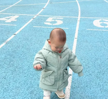 Đoạn video b&agrave; mẹ quay con trai 14 th&aacute;ng tuổi đi chập chững bỗng h&uacute;t triệu view: Khi biết đ&acirc;y l&agrave; con đường g&igrave;, ai nấy đều kh&oacute;c nghẹn- Ảnh 2.