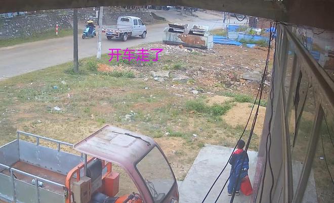 Đoạn video trước cửa nh&agrave; ghi lại cảnh tượng khiến triệu người bật kh&oacute;c: Cha mẹ hết t&igrave;nh, sao người chịu khổ lại l&agrave; con c&aacute;i? - Ảnh 1.