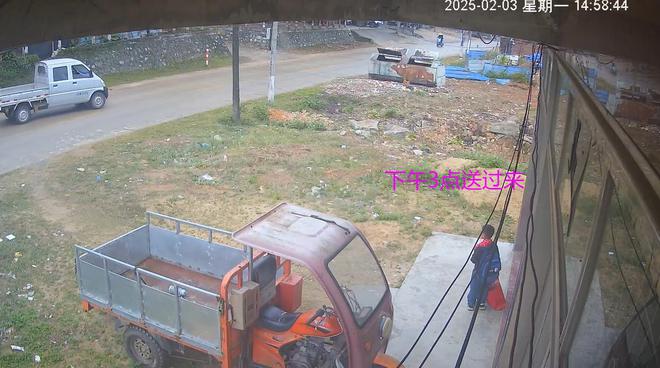 Đoạn video trước cửa nh&agrave; ghi lại cảnh tượng khiến triệu người bật kh&oacute;c: Cha mẹ hết t&igrave;nh, sao người chịu khổ lại l&agrave; con c&aacute;i? - Ảnh 2.