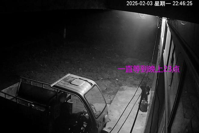 Đoạn video trước cửa nh&agrave; ghi lại cảnh tượng khiến triệu người bật kh&oacute;c: Cha mẹ hết t&igrave;nh, sao người chịu khổ lại l&agrave; con c&aacute;i? - Ảnh 3.